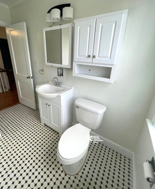 Building Photo - Charming 4 Bedroom, 2 Bath Home