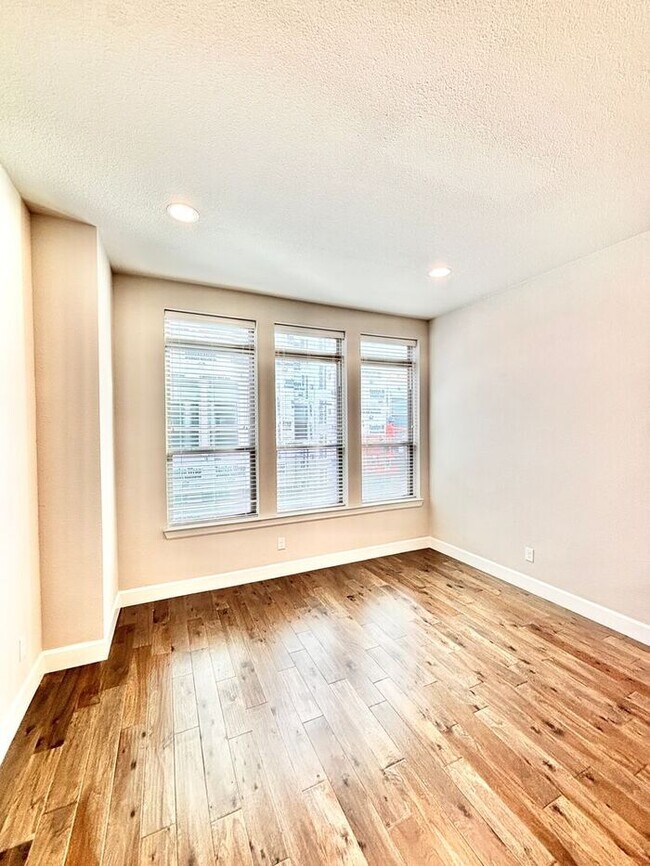Building Photo - Spacious 3-Bedroom Home with Modern Amenit...