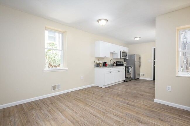 Building Photo - Beautifully renovated 4 BR/ 2 BA