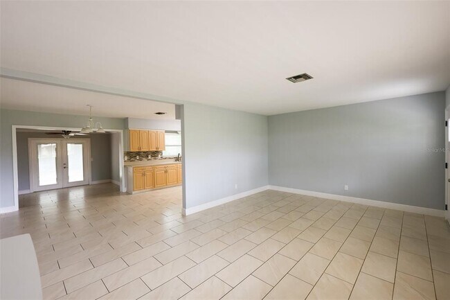 Building Photo - 686 Manor Dr W