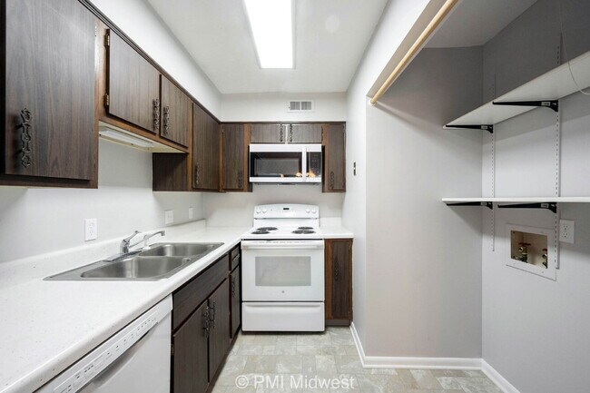 Building Photo - "Charming 2-Bed Townhouse Retreat on Progr...
