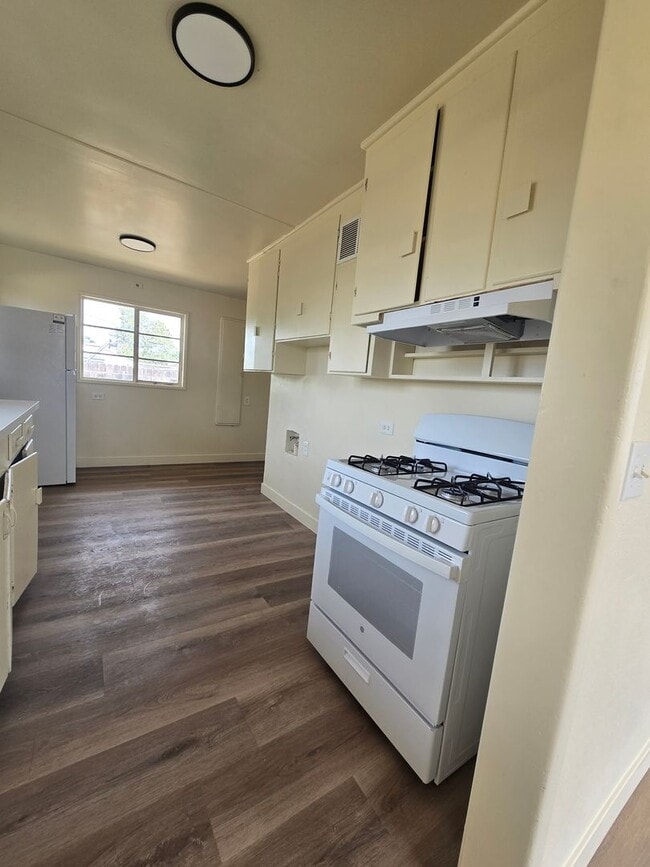 Building Photo - 3 Br 1 Ba available now