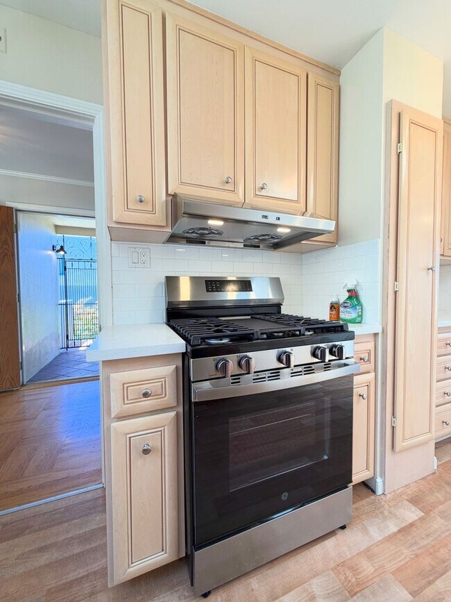 Building Photo - UPDATED HUGE SUNNY 2250sf 3BR+Den/1+2Half BA 2250sf Sunset/UCSF Home VIEWS AVAILABLE NOW