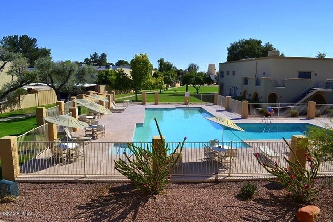 Building Photo - 3 Bedroom - 2  Bedroom - 1656 Sq. Ft - Cas...