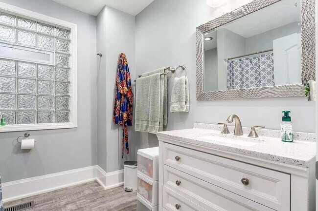 Building Photo - Renovated 2 Bed, 2 Bath Near Nationwide Hospital - Pet Friendly!