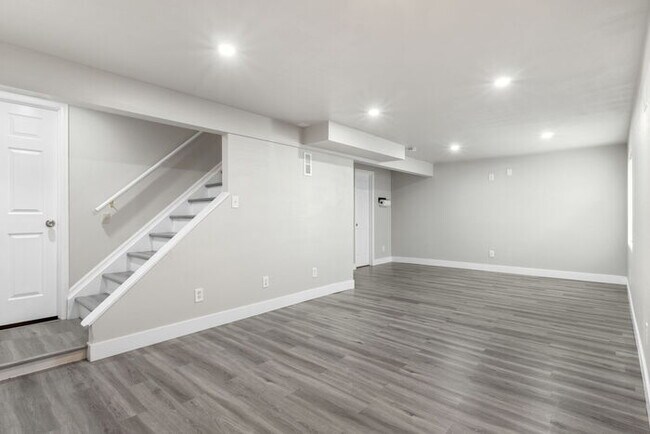Building Photo - Clean, Bright 3 Bedroom with large yard an...