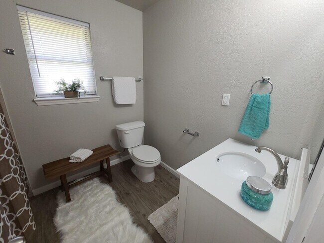Building Photo - Updated 3 bed 1 bath in South Okc!