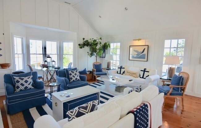 Building Photo - 10 Brant Point Road