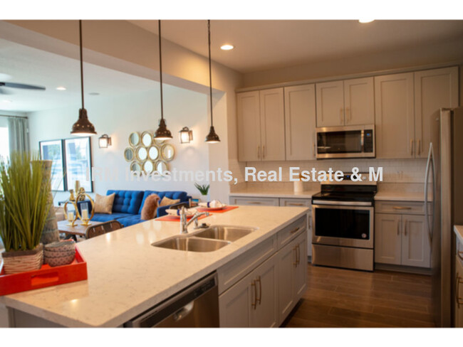 Building Photo - 2 bed 2.5 bath townhome 2 car garage