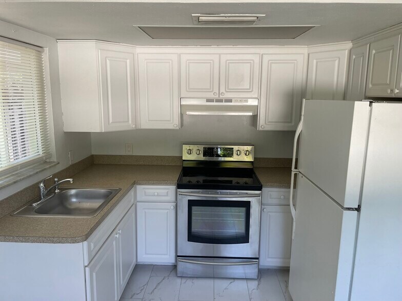 Building Photo - 627 92nd Ave N