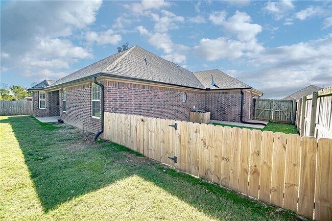 Building Photo - 3725 Glenbrook Loop