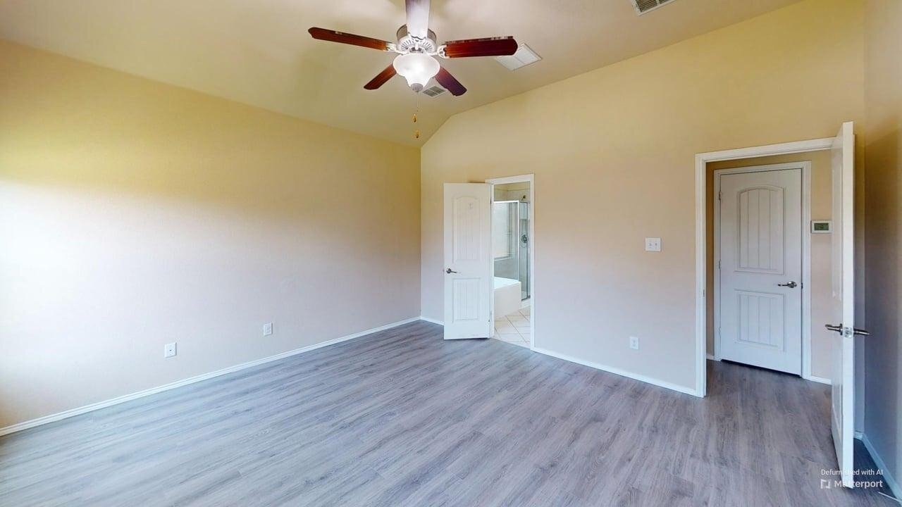 Building Photo - 400 Plum Ct