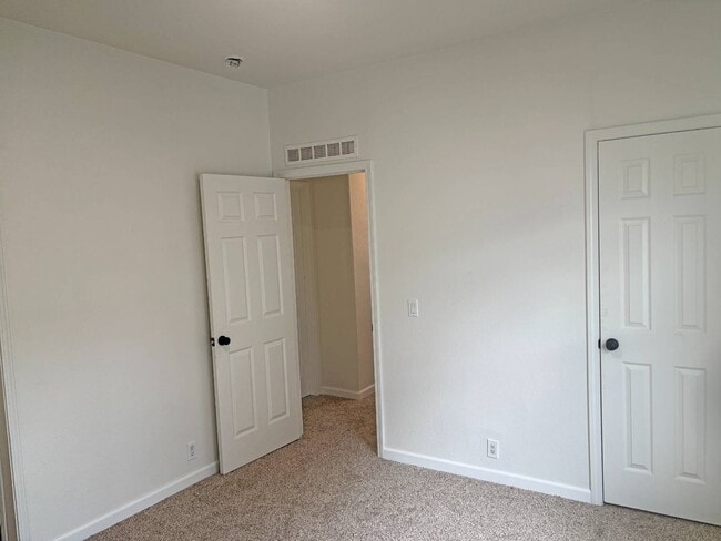 Building Photo - 220 S Elk St