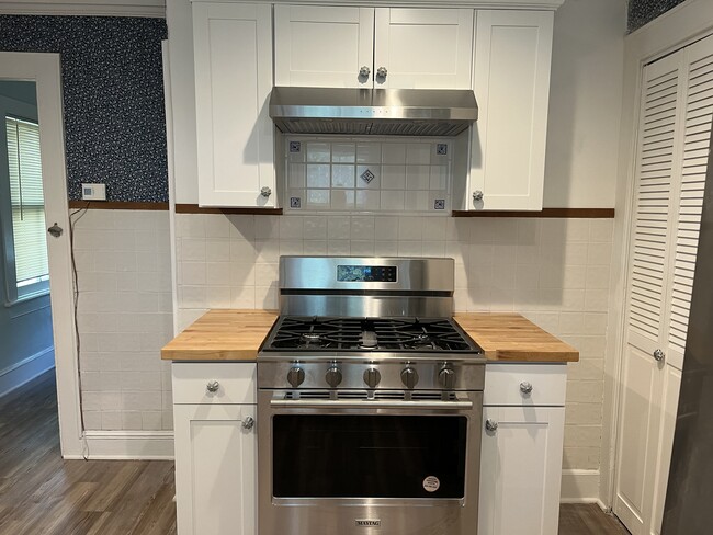 New stove with hood - 60 Grove St