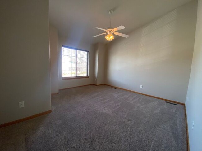 Building Photo - $1,600 | 2 Bedroom, 2.5 Bathroom Townhouse...