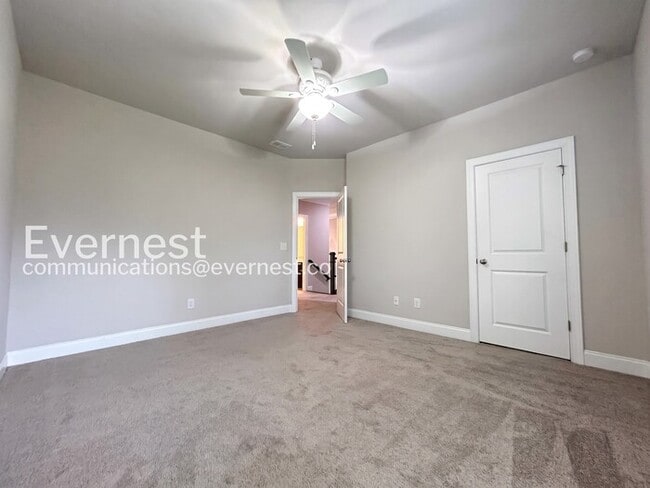 Building Photo - Spacious 5 Bed, 3 Bath Home with Fenced Yard and Garage / Pet Friendly / Available Now!