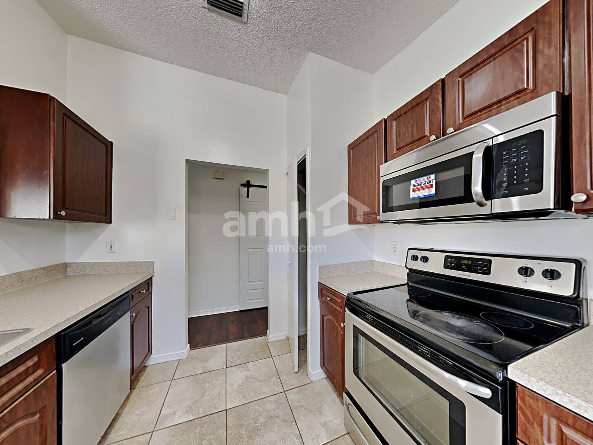 Building Photo - 332 SW Hollyhock Ct