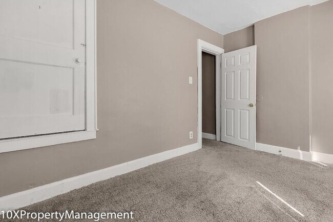 Building Photo - 498 N Champion Ave