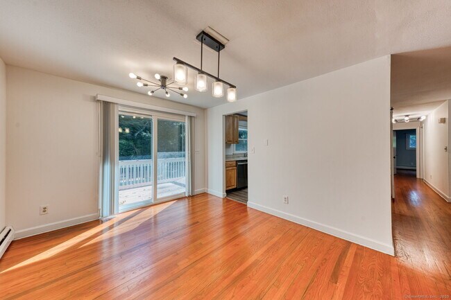 Building Photo - 16 Westgate Ln