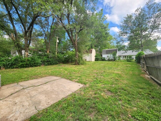 Building Photo - Cute home with amazing natural lighting! Check it out today!