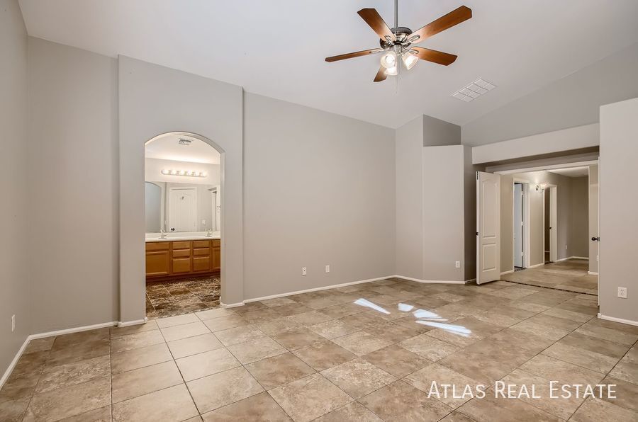 Building Photo - 1305 W Busa Dr