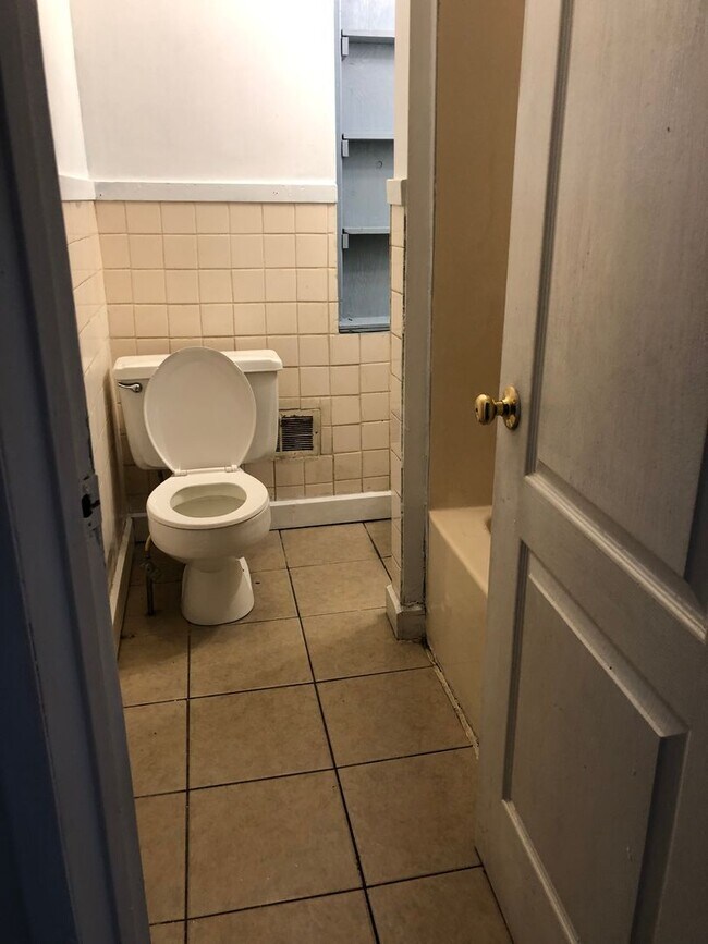 Building Photo - 808 W King St