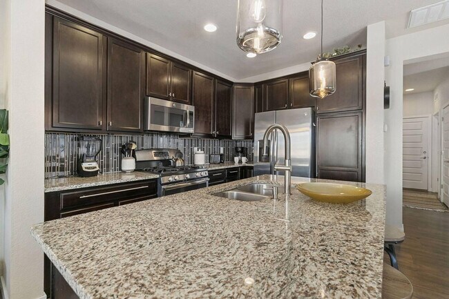 Building Photo - 6801 Warren Dr