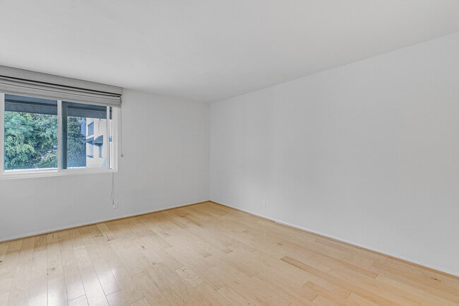 Building Photo - 8535 N W Knoll Dr