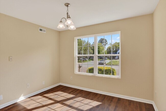 Building Photo - 713 Emerald Ct