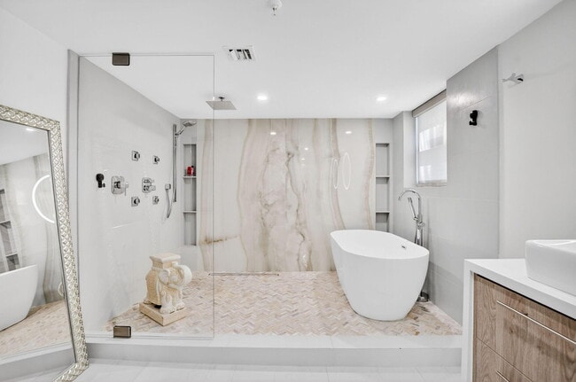 Building Photo - 7233 Promenade Dr