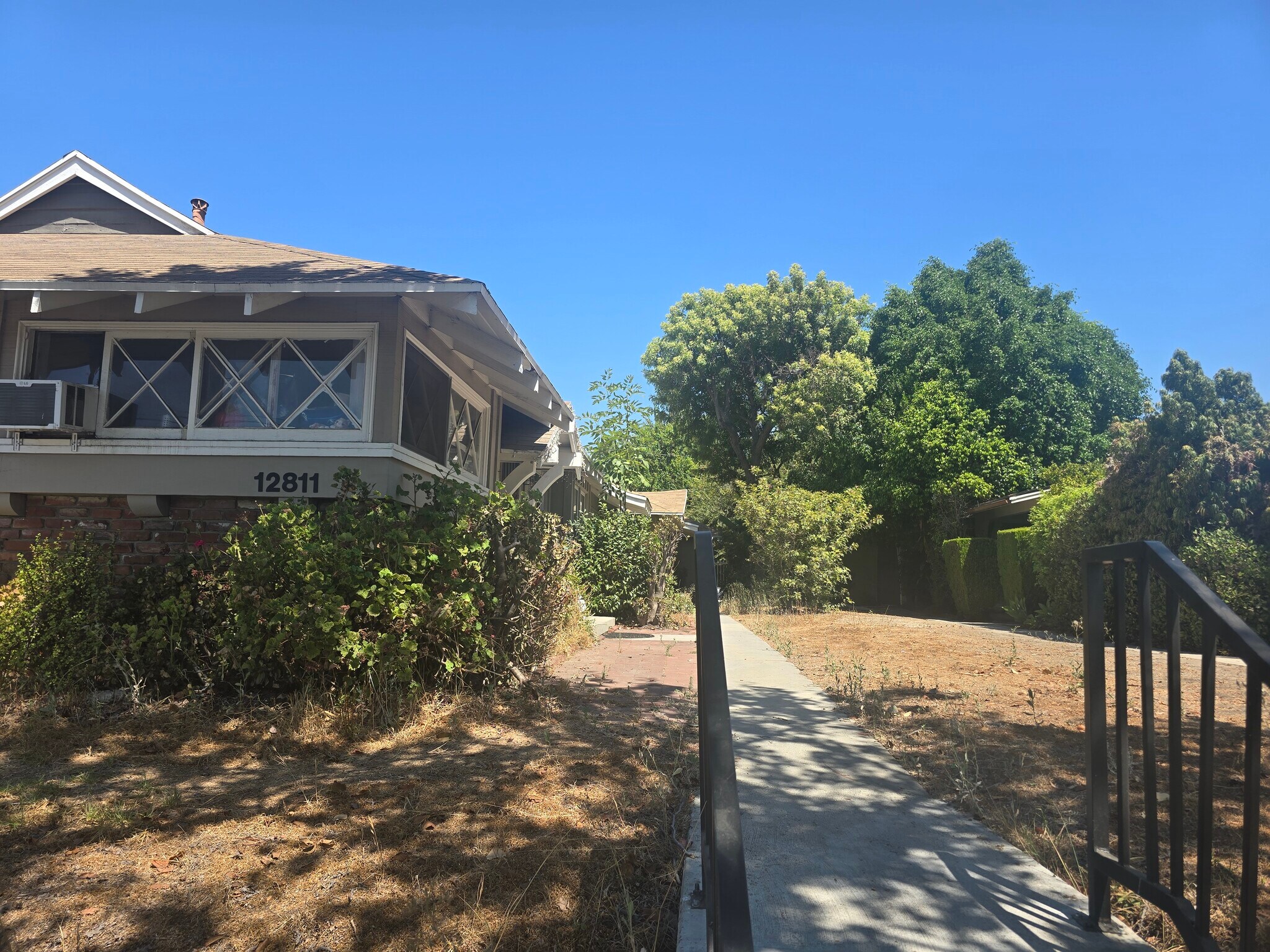 Building Photo - 12811 Oxnard St