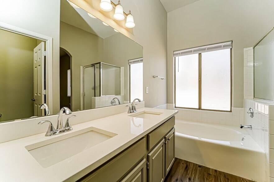 Building Photo - 1534 W Churchill Pl