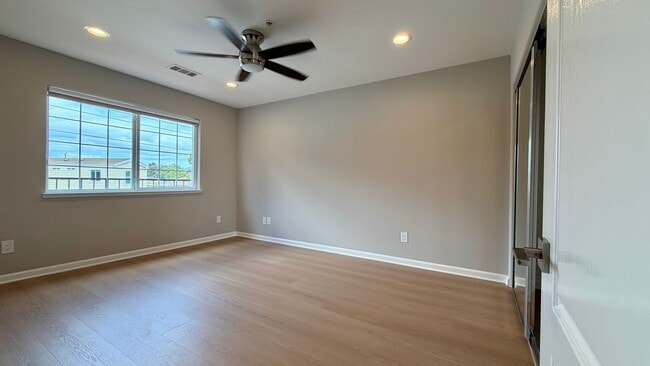 Building Photo - 1043 Helen Ave