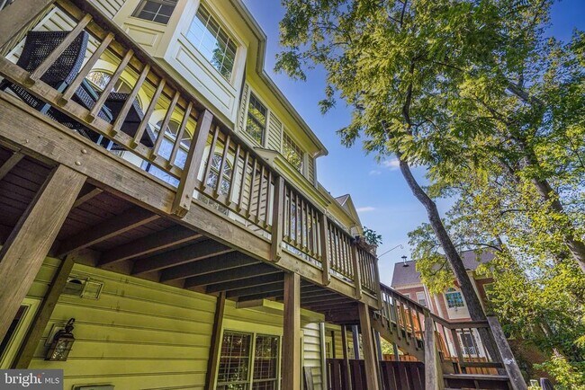 Building Photo - 150 Rees Pl