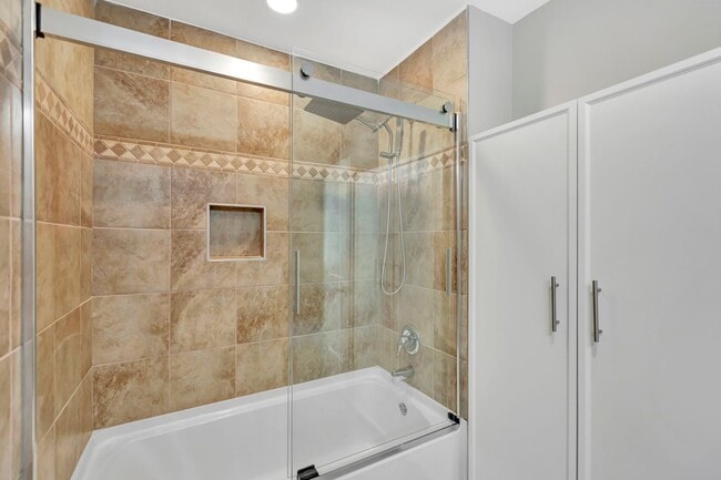 Building Photo - Completely Renovated Gem in Park Circle