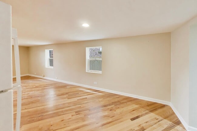 Building Photo - 4614 N Springfield Ave