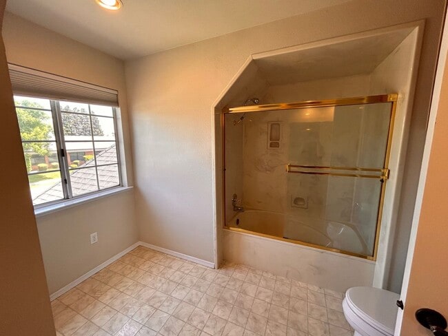 Building Photo - Beautiful home for rent in Visalia!