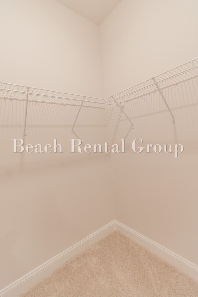 Building Photo - Spacious 3 Bedroom w/Loft, End Unit