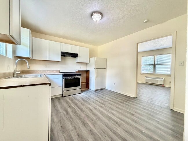 Building Photo - 725 N Privette St