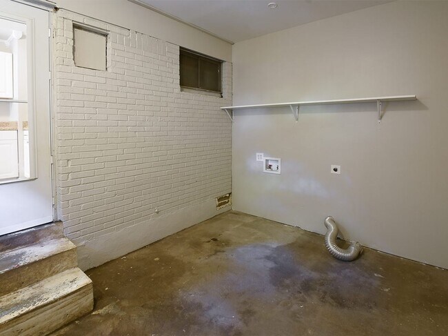 Building Photo - Updated 3 bed, 1.5 bath home with great curb appeal.