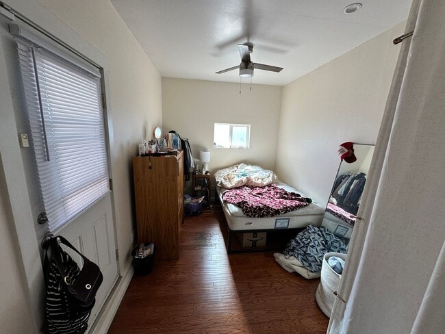 Building Photo - Large 8 Bedroom 4 Bath House Right Next to Campus!