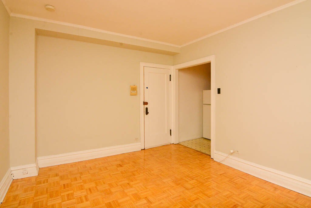Building Photo - 716 W Belmont Ave