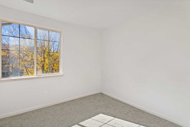 Building Photo - Modern 2-Bedroom, 2-Bath Condo in Grand Ju...