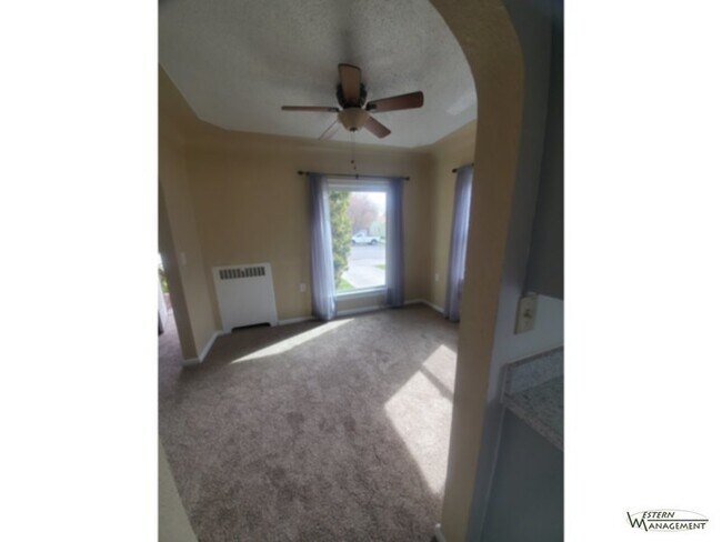 Building Photo - Charming 2 Bed, 1 Bath: Close to Hospitals...