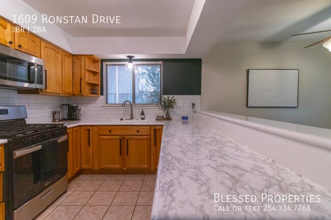 Building Photo - 1609 Ronstan Dr