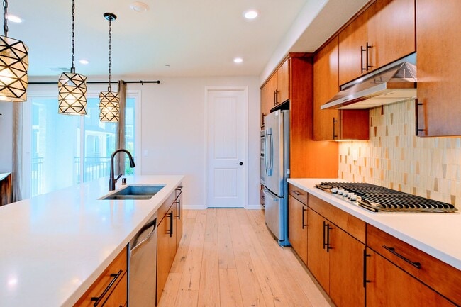 Building Photo - Beautiful end unit 4 bedroom condo in Dublin