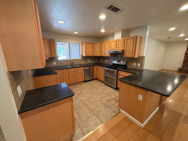 Building Photo - NW Reedley Home Near Shopping Center Rent ...