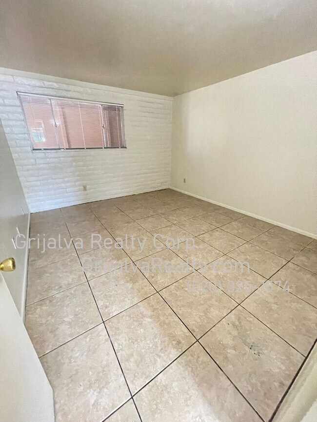 Building Photo - 2614 N Winstel Blvd