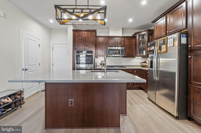 Building Photo - This beautiful 3 bed 2.5 bath 2-story condo provides a grand feeling with tall ceilings & over 16...
