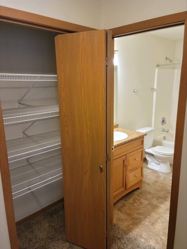 Building Photo - 4241 Estate Dr S